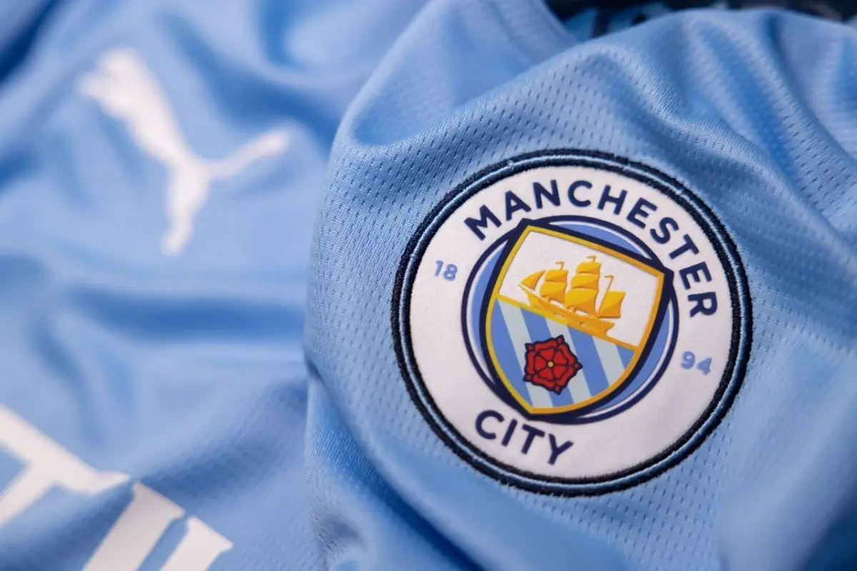 kibice-manchesteru-city-przyniesli-na-anfield-setki-nadmuchiwanych-bananow